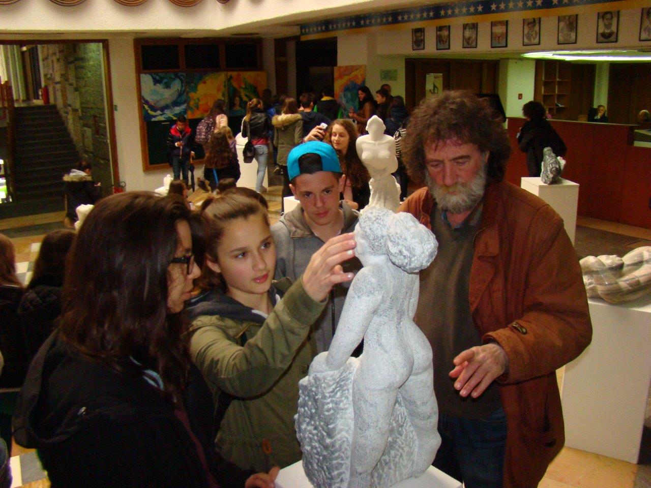 Schueler in der Ausstellung in Prishtina